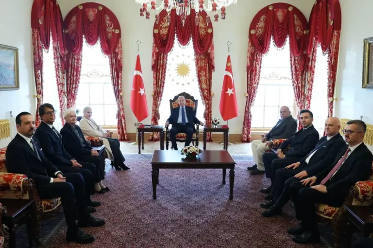 Cumhurbaşkanı Erdoğan, 27 Mayıs mağdurlarının aileleriyle demokrasinin önemini vurguladı