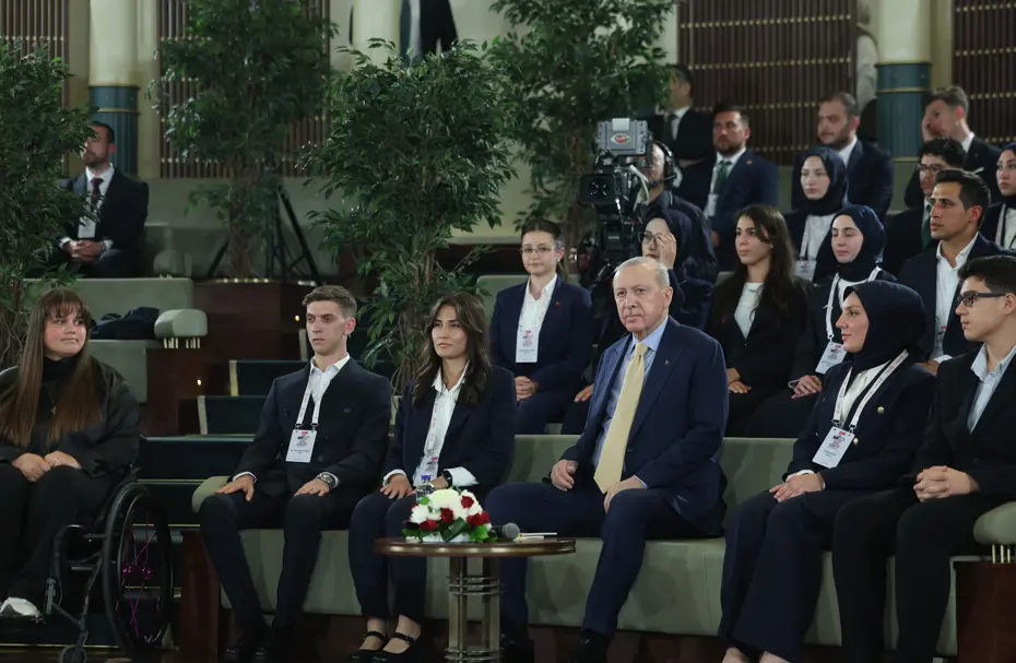 Cumhurbaşkanı Erdoğan, Beştepe’de gençlere sosyal medyanın tehditlerini anlattı