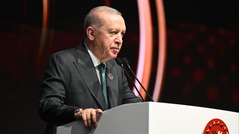 Cumhurbaşkanı Erdoğan İstanbul’un fethinin karanlığı aydınlığa çevirdiğini vurguladı