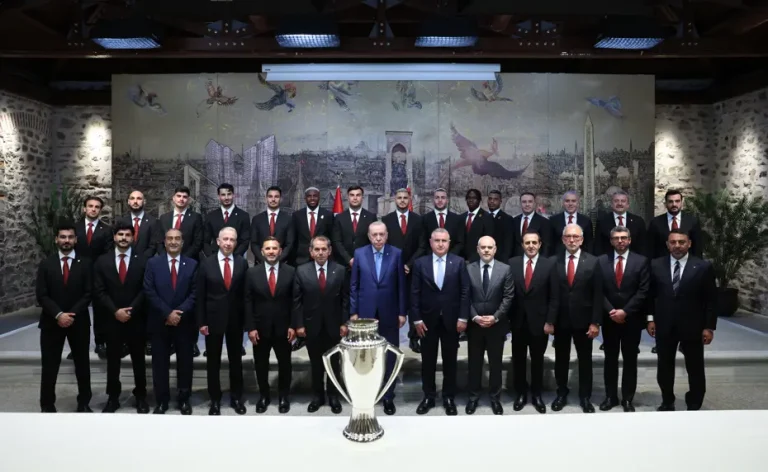 Cumhurbaşkanı Erdoğan, Süper Lig şampiyonu Galatasaray’ı Dolmabahçe’de ağırladı