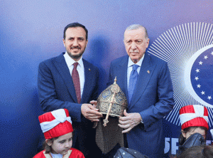 Cumhurbaşkanı Erdoğan’a Fatih Sultan Mehmed’den ilham alınarak tasarlanan miğfer hediye edildi