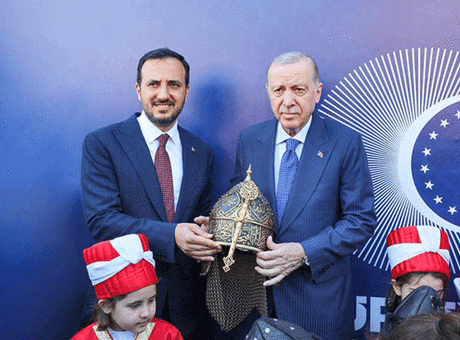 Cumhurbaşkanı Erdoğan’a Fatih Sultan Mehmed’den ilham alınarak tasarlanan miğfer hediye edildi