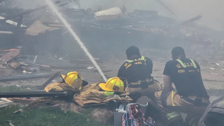 Dallas’ta doğal gaz patlaması bir apartmanı harabeye çevirirken üç can aldı