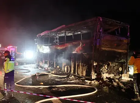 Denizli’de yolcu otobüsü bariyerlere çarpıp yanarak 3 can aldı