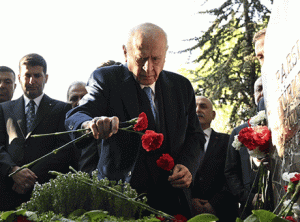 Devlet Bahçeli, Alparslan Türkeş’in anıt mezarını ziyaret ederek ülkücüleri bir araya getirdi