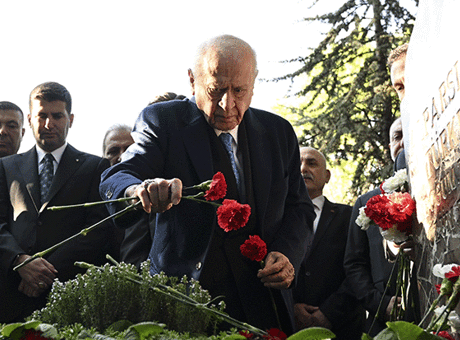 Devlet Bahçeli, Alparslan Türkeş’in anıt mezarını ziyaret ederek ülkücüleri bir araya getirdi
