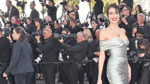 Dilan Çiçek Deniz Cannes’da yeni pixie tarzıyla dikkatleri üzerine çekti
