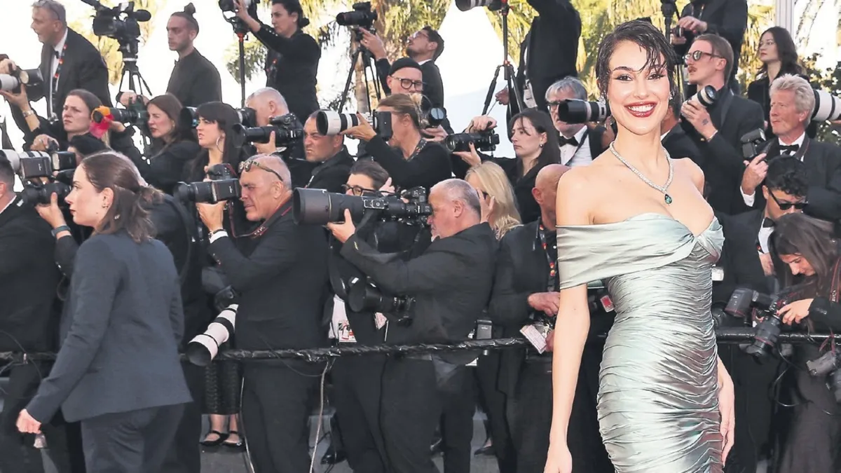 Dilan Çiçek Deniz Cannes’da yeni pixie tarzıyla dikkatleri üzerine çekti