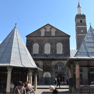 Diyarbakır Ulucami’nin Duvarındaki Gizemli Boşluklar Kayıp Kitabelerin İzini Taşıyor