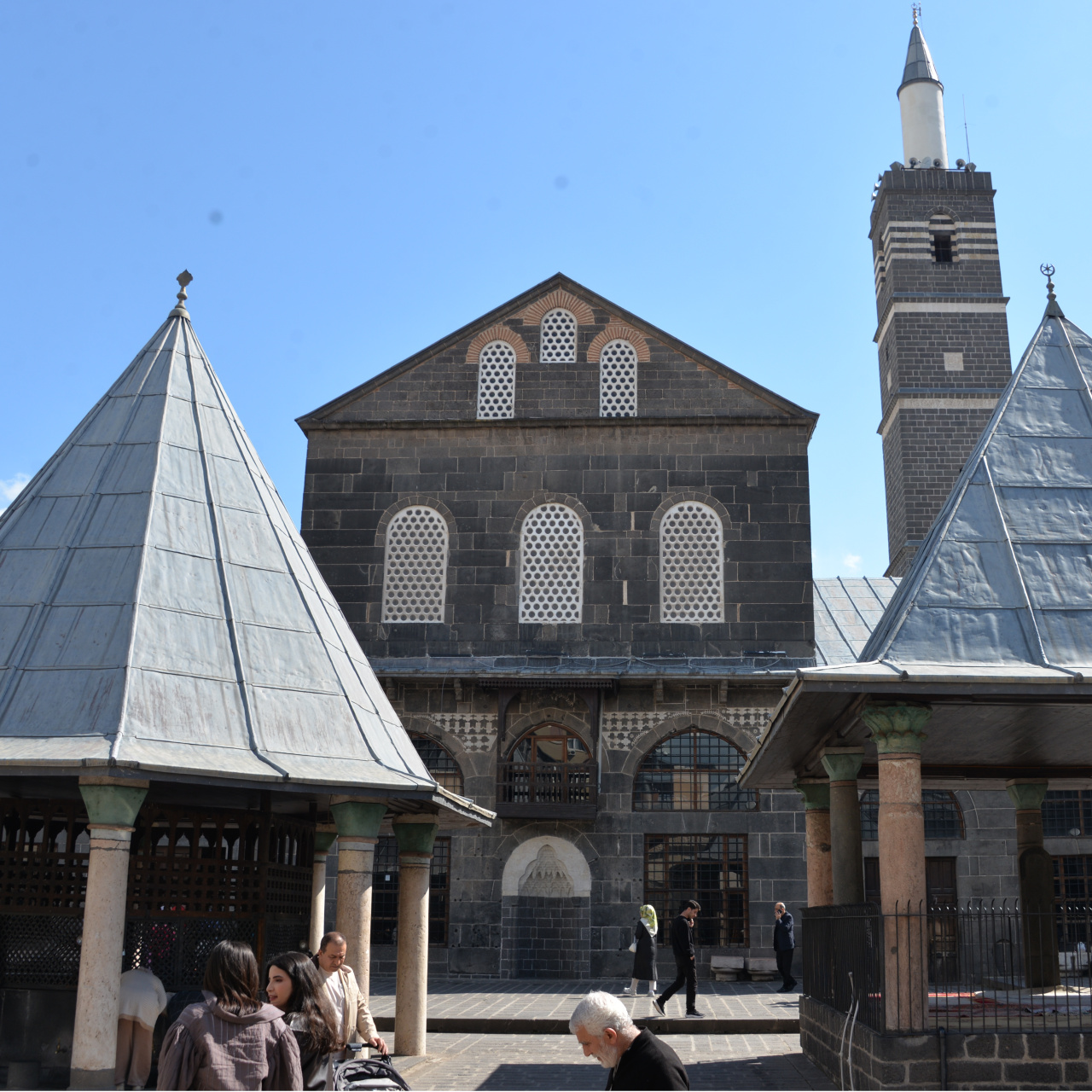 Diyarbakır Ulucami’nin Duvarındaki Gizemli Boşluklar Kayıp Kitabelerin İzini Taşıyor