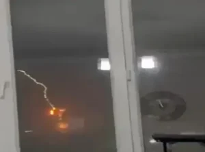 Diyarbakır’ın Çınar ilçesinde yıldırım 4 katlı binaya zarar verdi