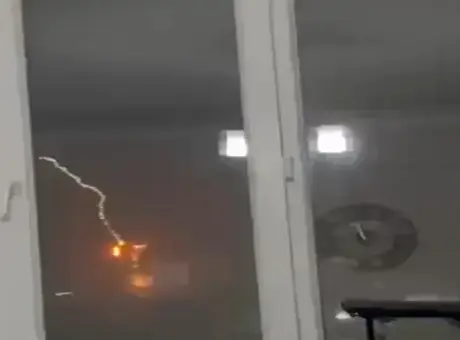 Diyarbakır’ın Çınar ilçesinde yıldırım 4 katlı binaya zarar verdi