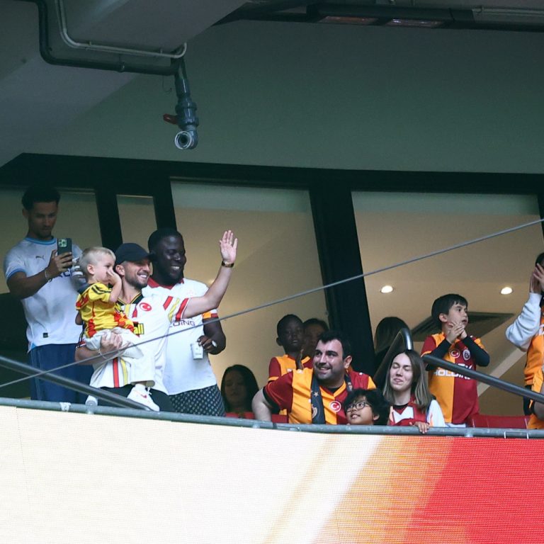 Dries Mertens, Antalyaspor Maçını Ailesiyle Birlikte RAMS Park’ta İzledi