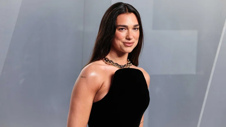 Dua Lipa, fotoğrafının izinsiz kullanımı nedeni ile Samsung’a 15 milyon dolarlık dava açtı