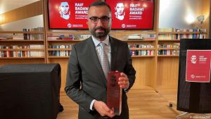 DW muhabiri Alican Uludağ hakkındaki yargılamanın başlangıcı hukuk çevrelerini böldü