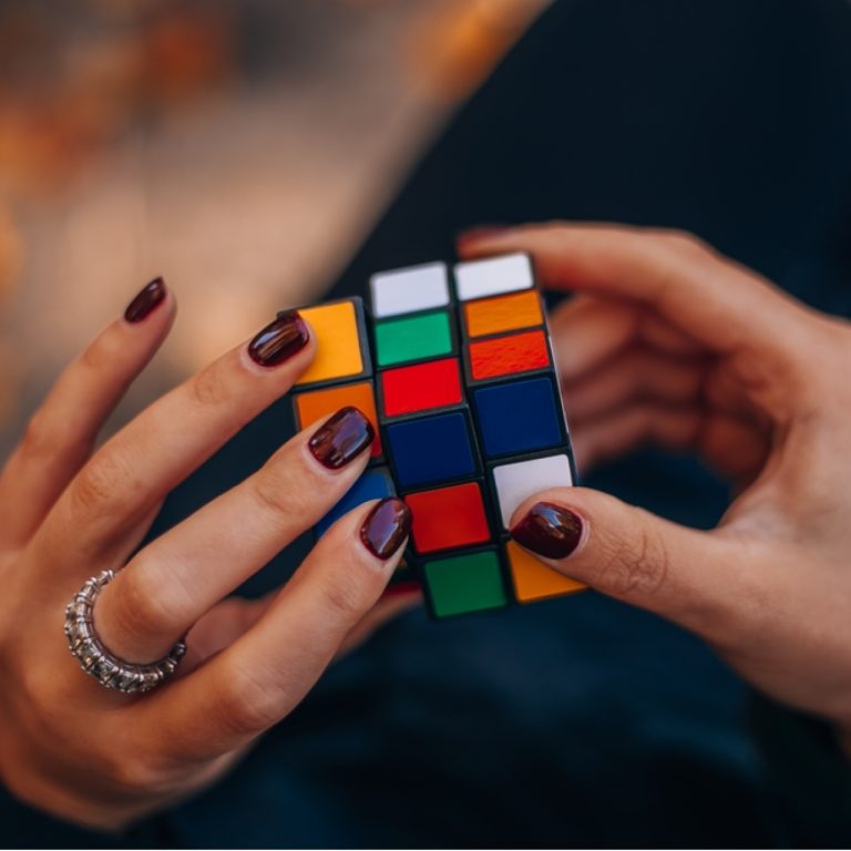 Erno Rubik’in kendi bulmacasını çözememesi zekâ oyuncaklarının tarihine damga vurdu