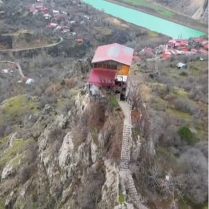 Erzincan Kemaliye’deki 96 Basamaklı Kayalık Evi Ziyaretçilerle Dolup Taşıyor