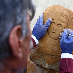 Erzurumlu çiftçi İlhami Kocaeli, eşine duyduğu özlemi taş işçiliğiyle ifade ediyor