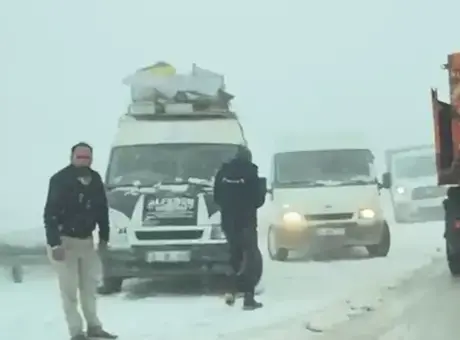 Erzurum’un Palandöken Geçidinde Mayıs Ayında Yoğun Kar Yağışı Sürücüleri Mahsur Bıraktı