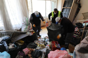 Eskişehir’de kötü koku şikayetiyle çilingirle girilen evden 5 kamyon çöp çıktı