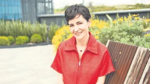 Esra Şengünalp sessiz Mahinur karakterine hayat verirken derin bir drama taşıyor
