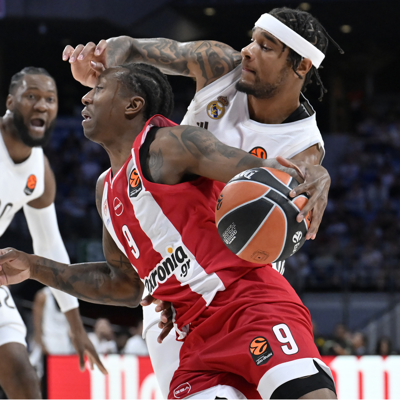 EuroLeague finalinde Olympiakos ile Real Madrid kozlarını paylaşıyor