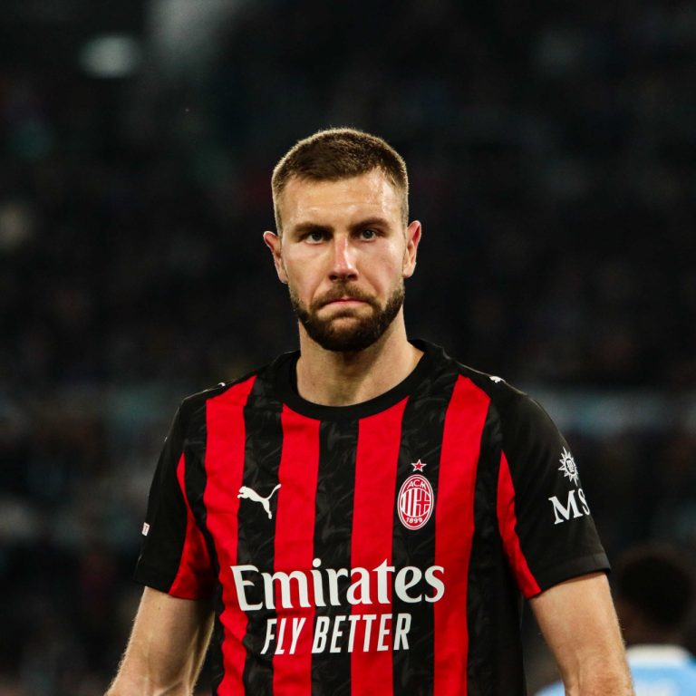 Fenerbahçe ve Galatasaray Strahinja Pavlovic için transfer yarışında karşı karşıya