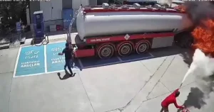 Fethiye’de Akaryakıt İstasyonunda Yanan Tanker Korkuttu, Alevler Bir Saate Söndürüldü