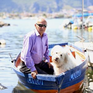 Fethiye’de Emekli Fatih Kunur ve Sadık Köpeği Cango Her Gün Denizin Tadını Çıkarıyor