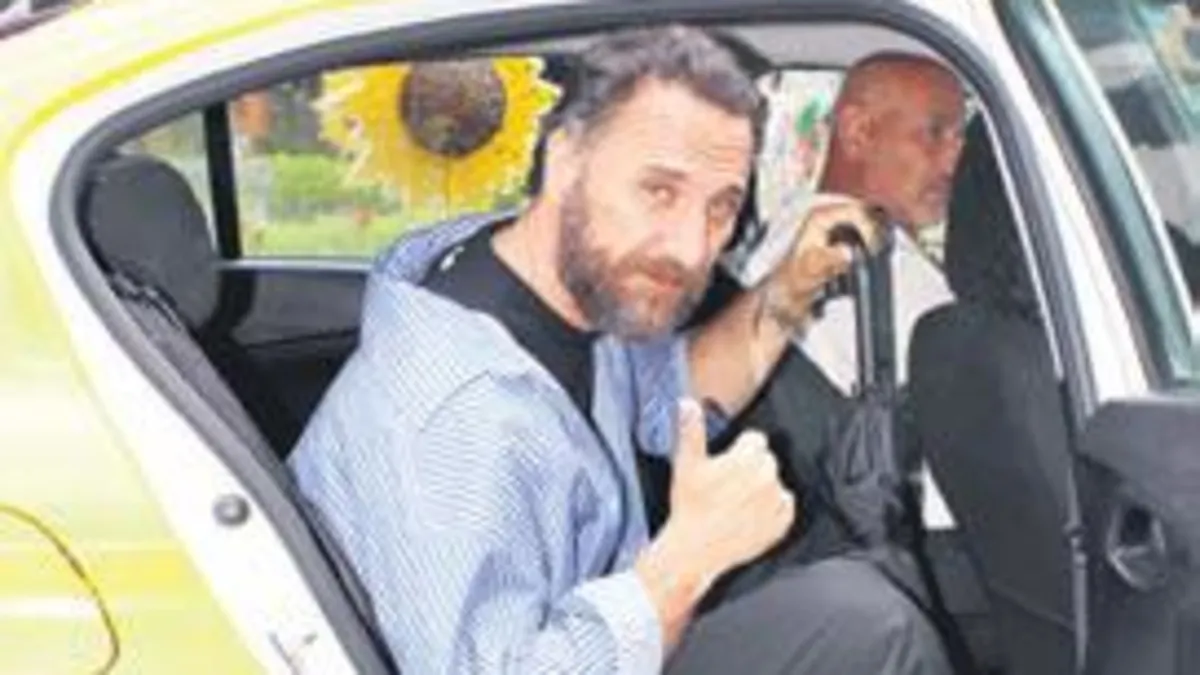 Fırat Çelik’in alışveriş merkezindeki aceleci anları objektiflere yansıdı