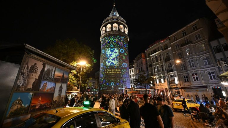 Galata Kulesi’nde düzenlenen ışık gösterisi kültürel mirasa dikkat çekti