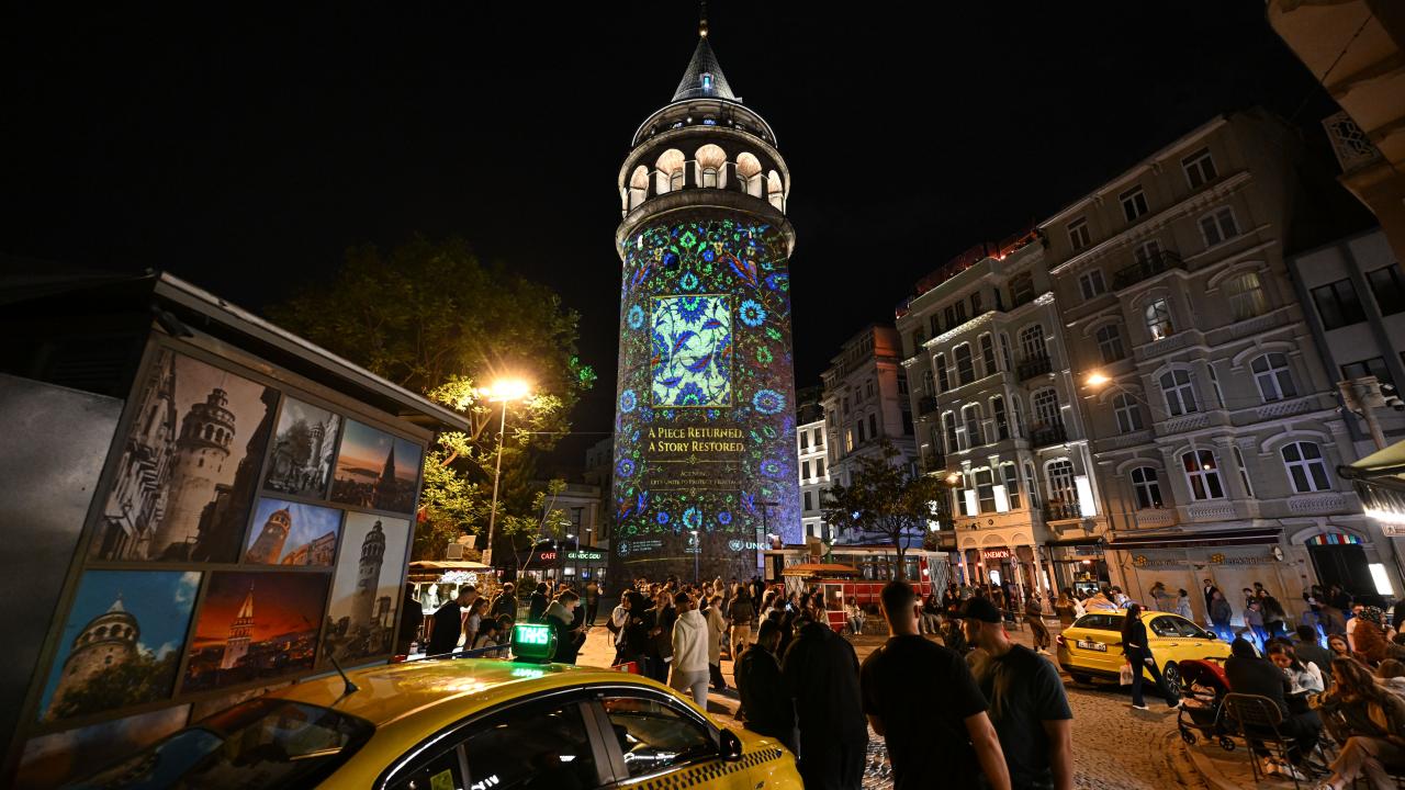 Galata Kulesi’nde düzenlenen ışık gösterisi kültürel mirasa dikkat çekti