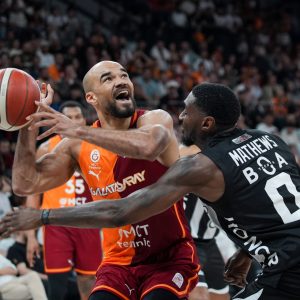 Galatasaray Basketbol Süper Ligi derbisinde Beşiktaş’ı mağlup ederek seriyi eşitledi