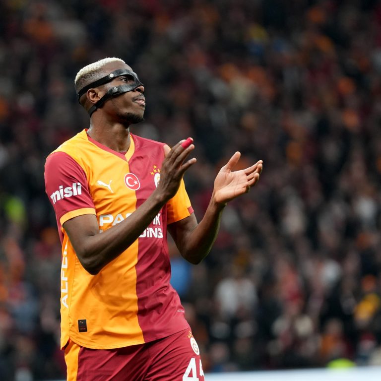 Galatasaray Osimhen’i Reklam Anlaşmaları ve Projelerle Kadrosuna Katmaya Hazırlanıyor