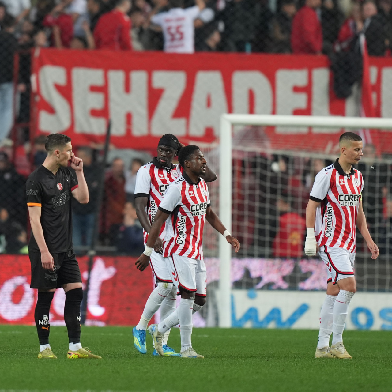 Galatasaray, Samsunspor Karşısında Farklı Yenilgiyle Şampiyonluk Şansını Zora Soktu