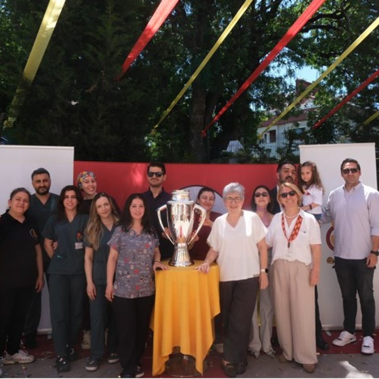 Galatasaray taraftarları bayramda 26’ncı Süper Lig kupasıyla buluşmanın sevincini yaşadı