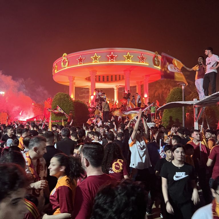 Galatasaray’ın 26. şampiyonluğu Türkiye genelinde büyük coşkuyla kutlandı