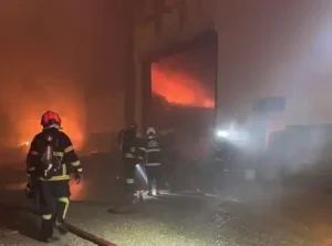 Gaziantep’teki mobilya fabrikasındaki yangına itfaiye ekipleri müdahale ediyor