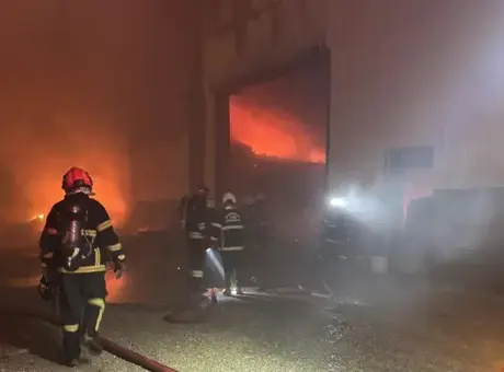 Gaziantep’teki mobilya fabrikasındaki yangına itfaiye ekipleri müdahale ediyor
