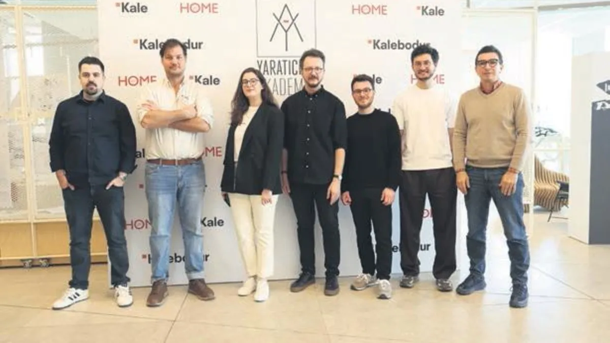 Genç tasarımcılar yaratıcı projeler için atölyede bir araya geldi