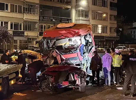 Giresun Limanı yakınlarında tırın çarptığı otomobillerde 5 kişi hayatını kaybetti