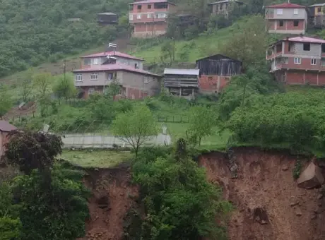 Giresun’da yoğn yağışlar sonrası heyelan tehlikesi evleri boşalttırdı
