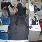 Hatay’da döviz bürosu sahibi saldırganla boğuşarak kurşunlardan kurtuldu