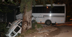 Hatay’da kontrolden çıkan midibüs karşı şeride geçerek kazaya sebep oldu