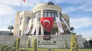 Hatay’da yeniden inşa edilen tarihi meclis binasında Devlet Tiyatroları ilk oyununu sahneledi