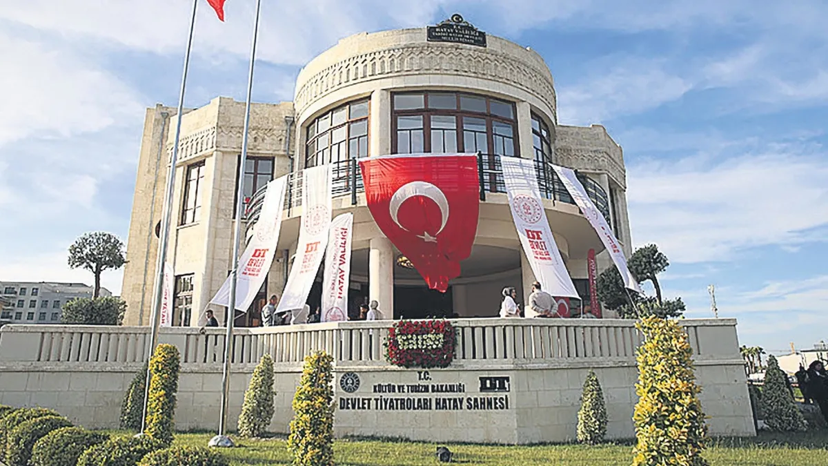 Hatay’da yeniden inşa edilen tarihi meclis binasında Devlet Tiyatroları ilk oyununu sahneledi