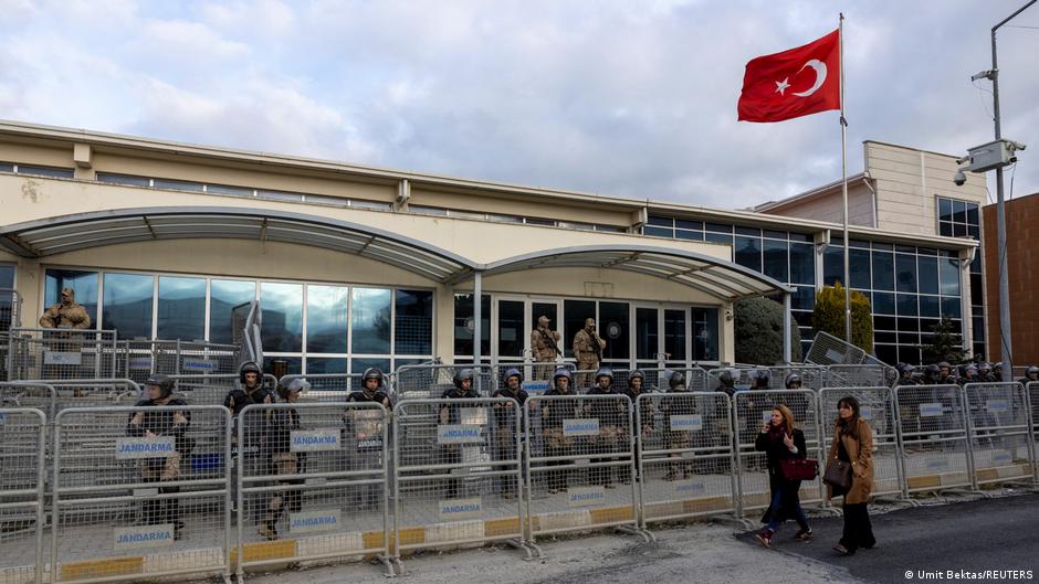 İBB davasında 15 sanık için verilen tahliye kararının yankıları sürüyor
