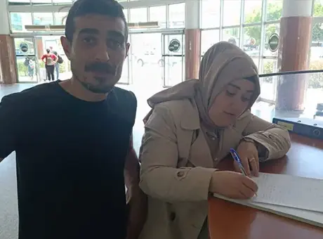 İnegöl otogarında unutulan altın dolu çanta bir saatlik çalışma sonunda sahibine kavuştu