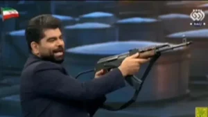 İran Devlet Televizyonu’nda sunucuların silah gösterimi tepki topladı