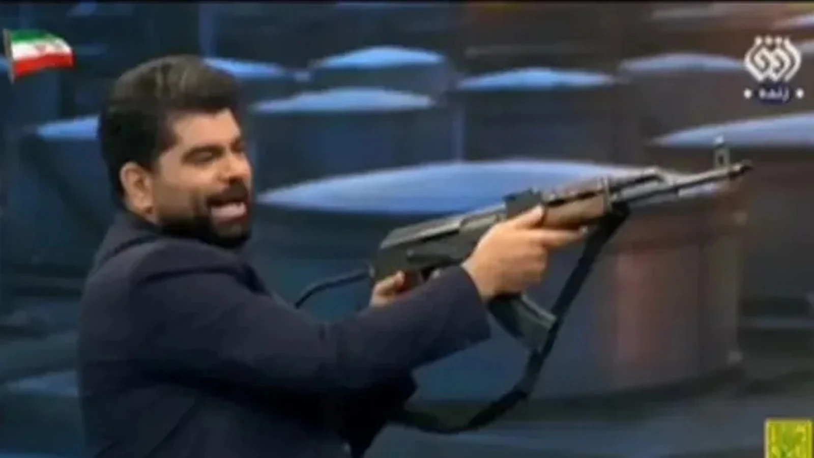 İran Devlet Televizyonu’nda sunucuların silah gösterimi tepki topladı